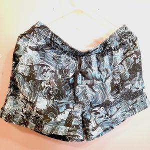 Lululemmon break away short